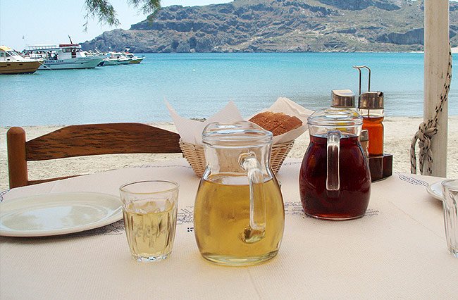 Kretisches Hauswein wird am besten in Strandnähe serviert