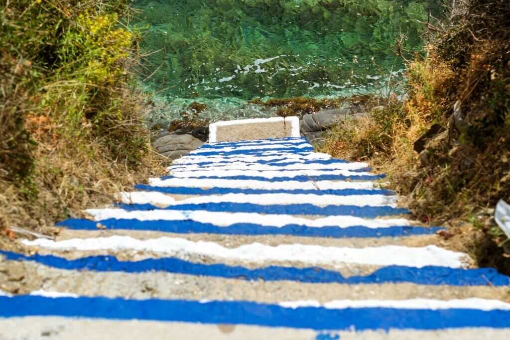 Treppe zum Strand von Varkotopos